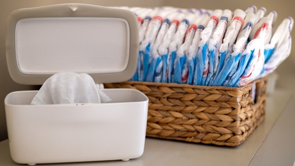 lingettes humides et langes pour bébé